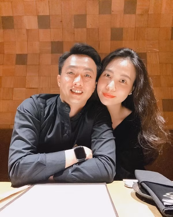 Ngoài điện thoại, Cường Đô La nhiều lần được bắt gặp trên tay đồng hồ thông minh smartwatch của Táo khuyết