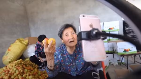 Cụ bả tên thật là Cui Shuxia, hiện sống ở tỉnh Thiểm Tây, Trung Quốc. Được biết, bà đã 80 tuổi nhưng ngày ngày vẫn ra chợ bán mơ kiếm sống.