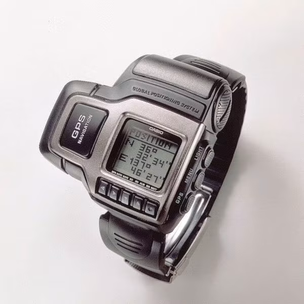 Để đi du lịch và điều hướng, chúng ta hiện nay hầu như phụ thuộc vào định vị GPS của điện thoại thông minh của mình hàng ngày. Nhưng ít ai biết công nghệ này lần đầu tiên được Bộ Quốc phòng Mỹ sáng lập, ban đầu được gọi là NAVSTAR GPS. Nó được hình thành lần đầu tiên vào năm 1973, với mạng lưới vệ tinh có thể truy cập công khai vào năm 1996 dưới thời chính quyền của Tổng thống Mỹ Clinton.