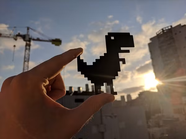 Tựa game này đã được tích hợp vào Chrome từ năm 2014, và hiện giờ đang sở hữu khoảng 270 triệu lượt chơi mỗi tháng tính trên cả nền tảng di động và desktop. Vô tình khủng long Chromasauras cũng trở thành một biểu tượng vui nhộn của Chrome.