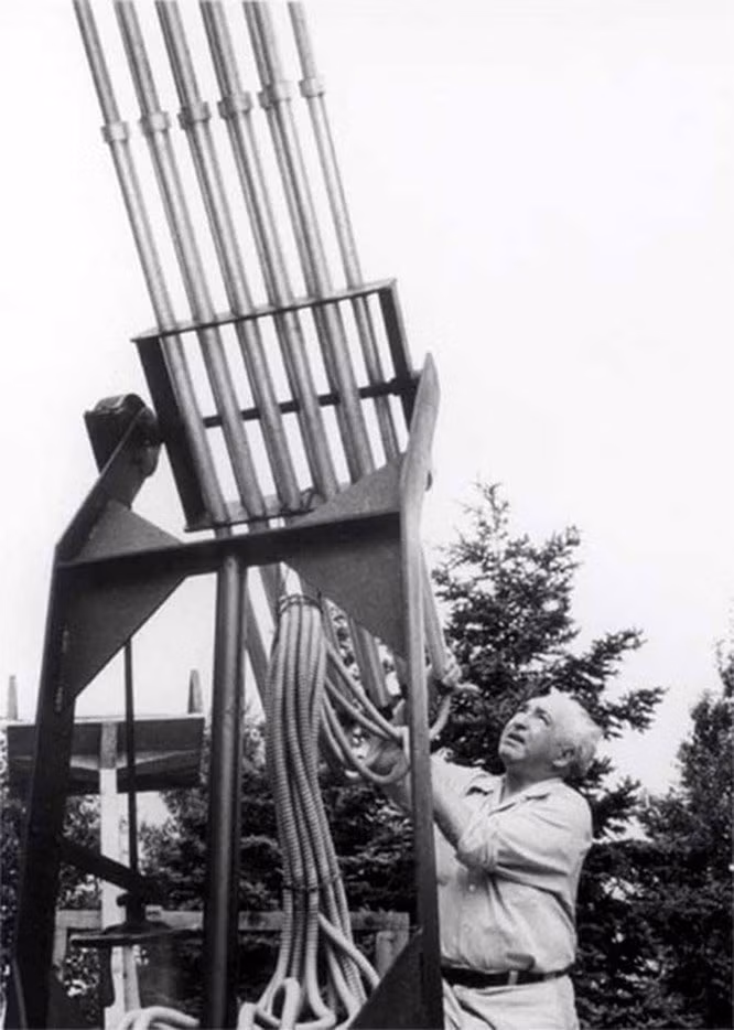 Wilhelm Reich, một nhà khoa học đến từ Maine đã nghiên cứu và hoàn thành một thiết bị tạo mưa với tên gọi Cloud Buster. Sau một vài ngày khi thử nghiệm, nghiên cứu của Wilhelm đã bị “dẹp tiệm” và các nguyên mẫu thiết bị đã bị tịch thu do các lệnh của Chính phủ. Nhưng nếu điều đó chưa xảy ra, Cloudbuster sẽ mang lại lượng mưa đến những nơi khô hạn nhất trên hành tinh.