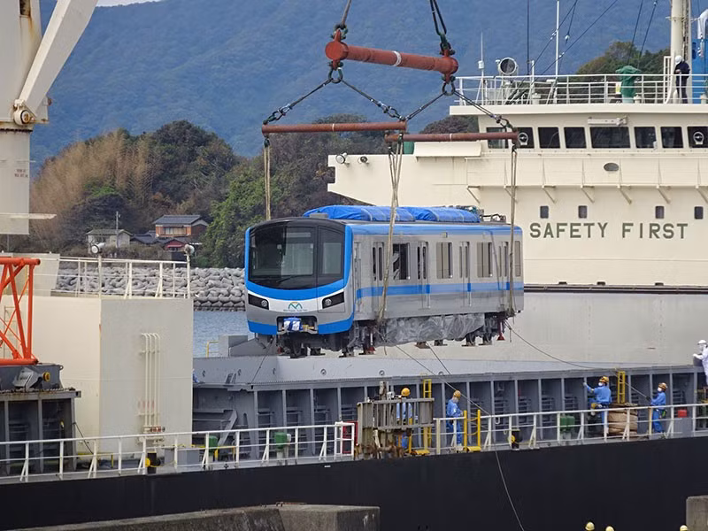 Đây là đoàn tàu ba toa xe trong tổng số 17 đoàn tàu. Chiều dài đoàn tàu chia làm hai loại, loại 3 toa dài 61,5 m, loại 6 toa dài 121,5 m. Tốc độ di chuyển đoạn trên cao đạt 110 km/h, đoạn ngầm đạt 80 km/h.