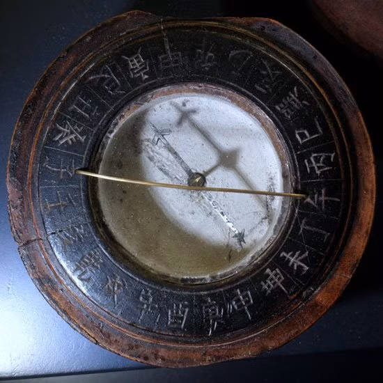La bàn đầu tiên được gọi là "kim chỉ Nam" do người Trung Hoa phát minh rất sớm, ngay khi người ta tìm ra được từ lực và đá nam châm. Người Trung quốc xem hướng Nam là hướng của vua chúa nên dùng chữ "chỉ Nam" chứ không dùng chữ chỉ Bắc.