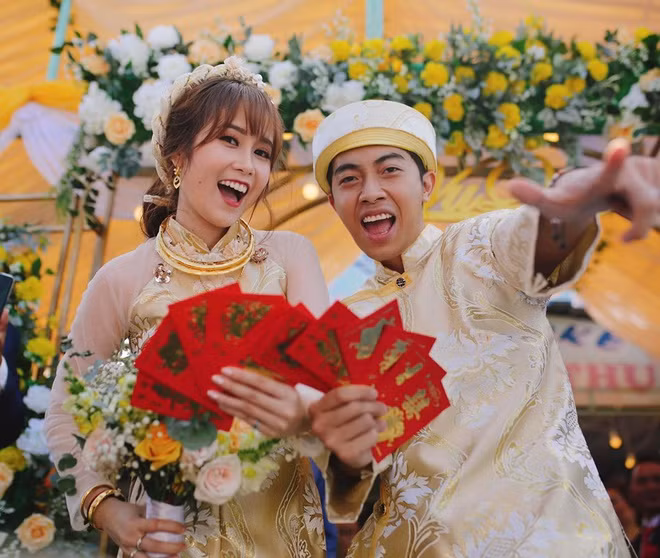  Mai Quỳnh Anh - vợ Cris Phan là nữ diễn viên trẻ được nhiều người yêu mến qua các series phim hài, phim học đường trên Youtube. Cô nàng sinh năm 1991 và lớn hơn Cris Phan 2 tuổi, quê ở Phú Yên.