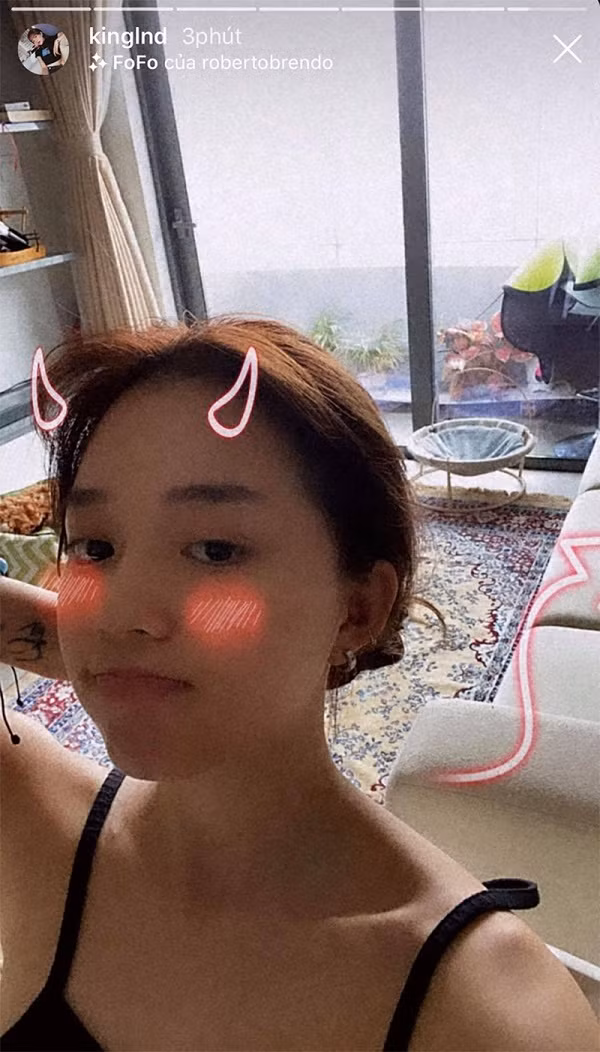 Ngoài ra, nữ streamer khẳng định vụ việc này xảy ra khá lâu trước khi có lệnh cách ly xã hội vì COVID-19. Đồng thời cô đăng tải hình ảnh đang cách ly tại nhà riêng để khẳng định độ chân thực trong lời nói của mình.