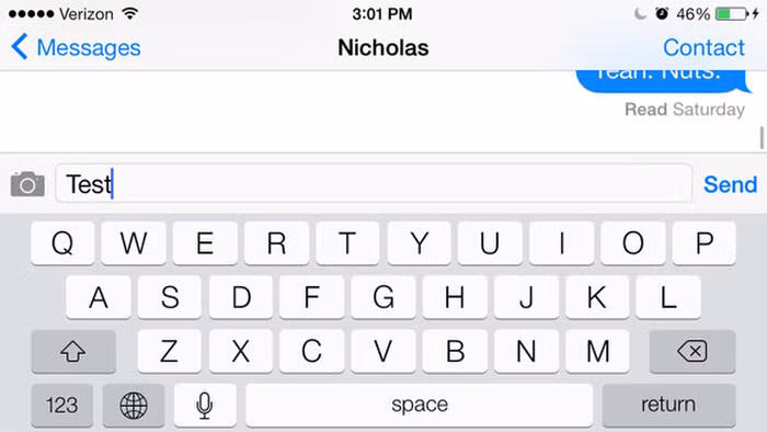 Bàn phím ở chiều ngang của iPhone 2G cũng khá là tệ hại khi nó chiếm đến 3/4 màn hình khiến người dùng không thể nhìn được nội dung tin nhắn trước.