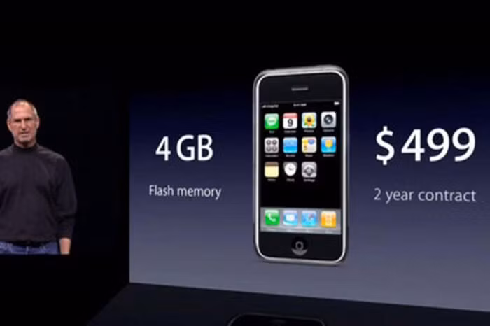iPhone thế hệ đầu chỉ có dung lượng bộ nhớ là 4GB và đương nhiên là không có thẻ nhớ rồi. Bỏ ra hơn 10 triệu đồng cho 4GB là hơi điên rồ vào thời gian đó khi phần lớn các Smartphone khác đều đã có bộ nhớ dung lượng tương tự nhưng khác biệt ở chỗ có khe gắn thẻ nhớ để mở rộng dung lượng.