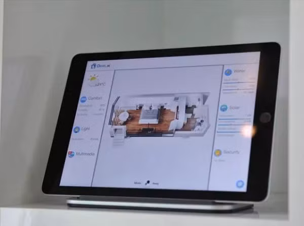 Người dùng quản lý nhà thông minh in 3D thông qua phần mềm, giúp họ kiểm soát và thay đổi các yếu tố như nhiệt độ, kiểm tra lượng pin và kiểm soát an ninh. Nhà sử dụng nhận dạng vân tay hoăc khuôn mặt để mở khóa.