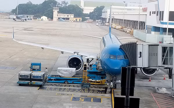 Bên cạnh đó, bản thân tại các đường băng, sân đỗ của sân bay có rất nhiều công cụ kỹ thuật, sắt thép là những vật dễ hút sét, do đó thường có các vụ sét đánh ở sân bay.