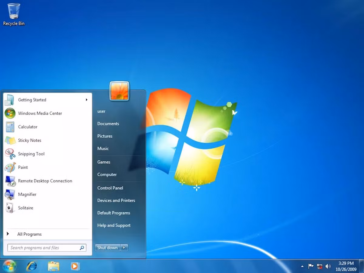 Windows 7 (2009) xuất hiện hai năm sau đó với nhiệm vụ "dọn cái đống bừa bãi mà Vista tạo ra". Với giao diện Aero đẹp đẽ, hiệu năng đã được cải thiện rất tốt. Họ cũng đã tinh chỉnh và cải thiện đồ hoạ người dùng, biến đây trở thành một trong những phiên bản Windows phổ biến nhất.