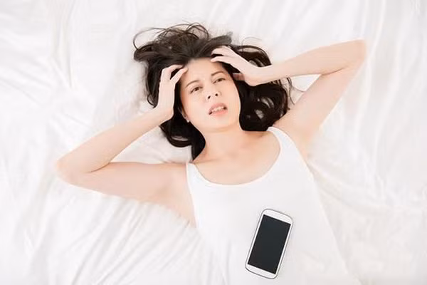 Trước bụng hoặc ngực khi ngủ là vị trí tối kỵ bạn không nên đặt điện thoại. Các thiết bị phát ra bức xạ có thể ảnh hưởng không tốt tới tim và hệ nội tiết, rối loạn kinh nguyệt.