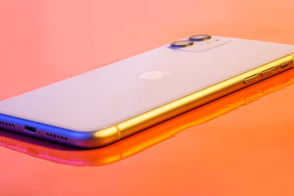 Apple chuẩn bị "khai sinh" mẫu iPhone lạ: Trông như tấm kính Apple chuan bi