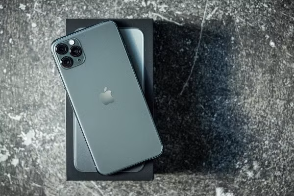  5. iPhone 11 Pro Max: Cuối cùng Apple cũng cho ra mắt một chiếc điện thoại có viên pin lớn nhất từ trước đến nay kết hợp với hệ điều hành iOS vốn được biết đến là hệ thống quản lý pin hiệu quả. iPhone 11 Pro Max được đánh giá làmột trong những chiếc flagship hàng đầu có tuổi thọ pin tốt nhất.