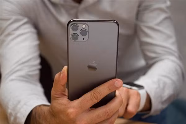 Thực tế, để dùng cho các hoạt động nhẹ nhàng hàng ngày như lướt web, iPhone đứng trong hàng ngũ những chiếc smartphone có tuổi thọ pin tốt nhất. Tuy nhiên khi thực hiện việc streaming video YouTube thì thời gian sử dụng pin chưa được đến 9 giờ