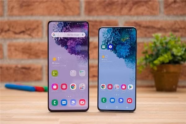  4. Galaxy S20+, S20: Bộ đôi siêu phẩm của Samsung ra đời được trang bị viên pin ''khổng lồ'' và hiện là một trong những chiếc điện thoại có pin kéo dài nhất khi streaming video. Người dùng thoải mái sử dụng chiếc smartphone này để xem video mà không cần quá lo lắng về việc phải sạc pin.