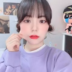 Ddobomi cũng thường xuyên đăng tải hình ảnh của mình lên trang cá nhân và được dân mạng khen ngợi hết lời vì làn da đẹp.