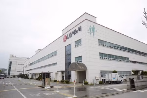 LG Electronics đã quyết định đóng cửa một tòa nhà văn phòng nghiên cứu tại Incheon, và mới đây là nhà máy sản xuất màn hình smartphone của LG Display ở Gumi khi phát hiện trường hợp dương tính Covid-19. Dự kiến sẽ tiếp tục hoạt động sản xuất trở lại vào ngày 3/3 nhưng hãng này không cho biết việc đóng cửa nhà máy ảnh hưởng ra sao đến sản lượng điện thoại của họ.