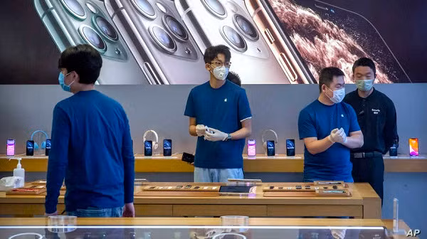 Ngoài Samsung, LG hay các công ty công nghệ viễn thông, xe hơi ở Hàn Quốc, sự bùng phát của Covid-19 đã gây tổn hại cho các hãng công nghệ trên toàn thế giới. Apple nhiều lần cảnh báo về sự thiếu hụt iPhone, trong khi Microsoft cho biết họ sẽ không đáp ứng được kỳ vọng doanh thu do tác động của Covid-19 đối với thế giới máy tính.