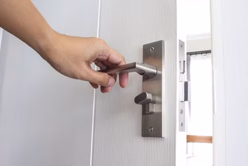 Mặc dù ra đời khá muộn màng nhưng thiết kế chính của tay nắm cửa thì không có thay đổi nhiều. Vai trò quan trọng của nó vẫn còn được công nhận cho đến tận ngày nay.