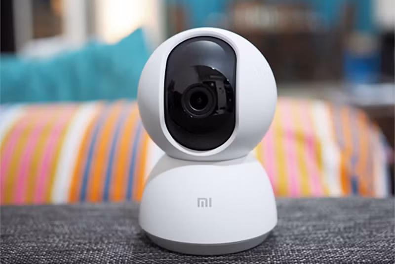 Về phần ống kính, Camera PTZ có ống kính 6P (6 lớp nhựa xếp chồng lên nhau) và có thể quay được với góc nhìn lên tới 360 độ (với khả năng di chuyển camera).