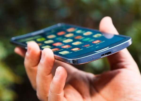 Samsung Galaxy Round (2013): Không chỉ được áp dụng trên máy tính hay tivi, màn hình cong còn từng được áp dụng trên điện thoại của ông lớn Samsung. Galaxy Round là một chiếc điện thoại có phần màn hình lõm vào bên trong theo bề ngang mặc dù kích thước của nó có thể khá lớn.