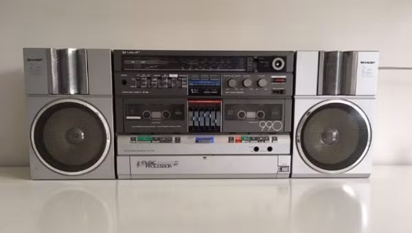 Chiếc cassette dường như không quá xa lạ đối với người Việt Nam sống trong những năm 80, 90 của thế kỷ trước.