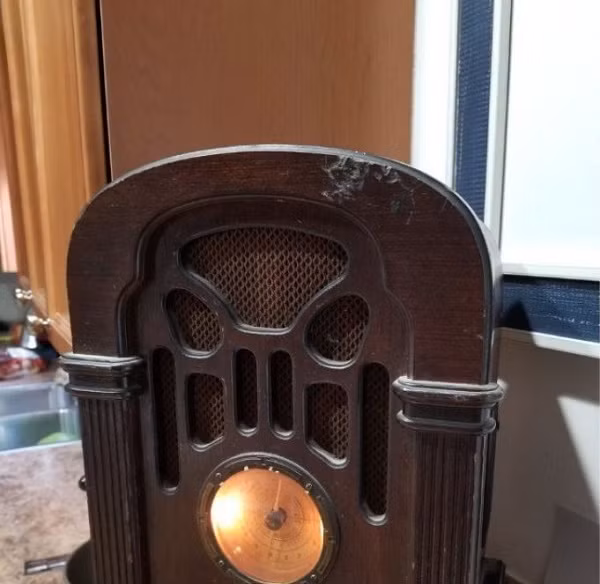 Chiếc radio thời xưa có hình dáng cồng kềnh thế này nhưng đến nay vẫn dùng tốt.