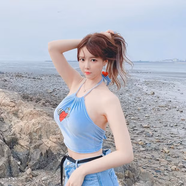 Lee Seulbi cũng là cô nàng streamer vô cùng sexy và quyến rũ. Cô nàng sở hữu gương mặt cực baby, số đo 3 vòng gần như hoàn hảo.