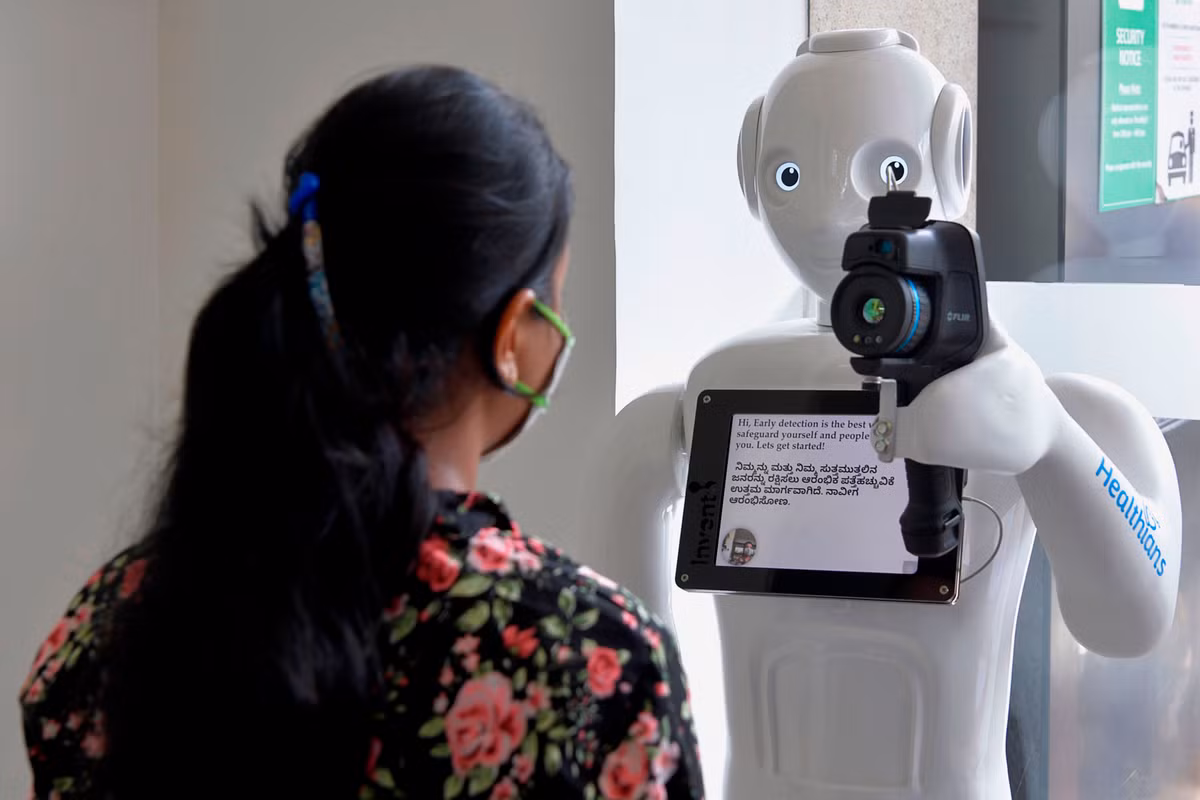 Đôi mắt xuyên thấu của robot Mitra được trang bị công nghệ nhận dạng khuôn mặt, giúp nhớ lại những người mà nó đã tương tác trước đây.
