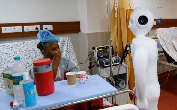 Robot này cũng đang được sử dụng để tham vấn từ xa với các bác sỹ chuyên khoa để giảm nguy cơ nhiễm bệnh.