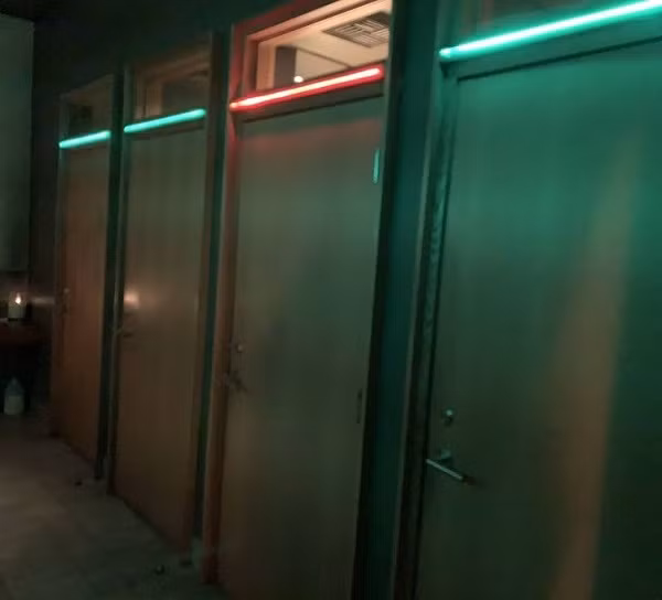 Đèn LED màu hiển thị trạng thái tại nhà vệ sinh công cộng.