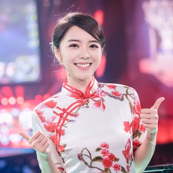 Lối cuốn người xem bởi lối dẫn đầy truyền cảm và duyên dáng, Candice còn được biết đến là cực kỳ nghiêm túc với công việc của mình.