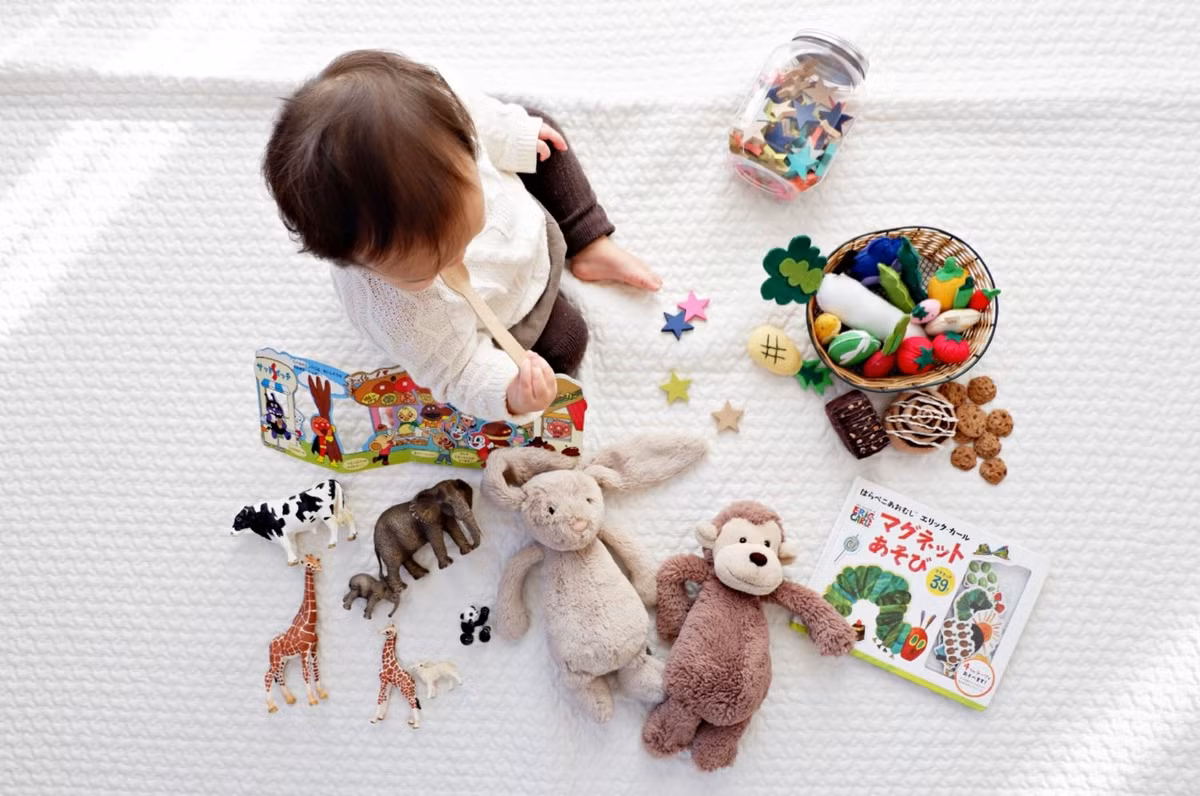 Em bé nhân tạo là một em bé được nhân tạo bằng thao tác mã di truyền. Những tiến bộ của con người trong việc hiểu về mã di truyền quả thực tuyệt vời. Chúng ta có thể nhân bản động vật và xây dựng các nhà máy chimera (cơ thể sinh vật hoặc mô chứa các quần thể tế bào với bộ gen khác nhau). Mục đích của các em bé này là tạo ra con người mạnh mẽ về mặt di truyền, không có bệnh tật với các tính năng mong muốn.