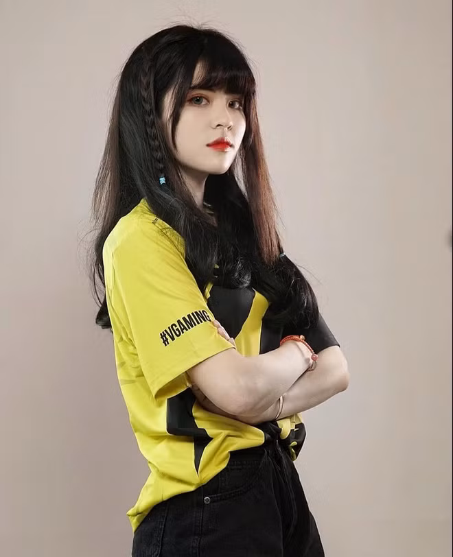 Cô đã bắt đầu chơi LMHT từ cuối mùa 3. Trong suốt khoảng thời gian ấy, cô nàng từng chiến thắng nhiều giải đấu lớn nhỏ trong nước.