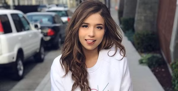 Trong buổi livestream ăn mừng 4 triệu subs trên kênh cá nhân, Pokimane thậm chí còn khẩn cầu fan hâm mộ "đừng follow nữa", hoặc gỡ bỏ follow tài khoản của mình.