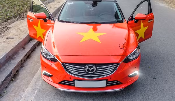 Nhiều người thể hiện tinh thần yêu nước vô cùng độc đáo qua bộ decal xe ô tô cực chất và nổi bật thế này.