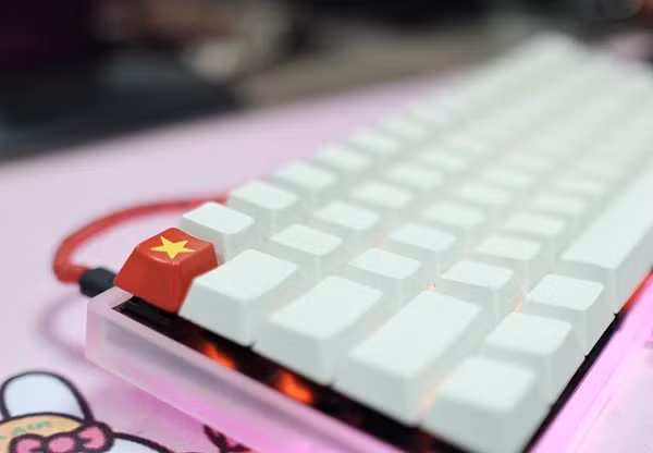 Khác với những keycap bằng ABS hay PBT với giá dao động 50-100 nghìn đồng trên thị trường, loại keycap trong suốt được thiết kế riêng này khi gắn lên bộ bàn phím thể hiện đẳng cấp hơn hẳn.