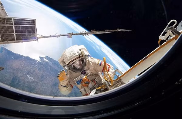 Phi hành gia của NASA Jessica Meir được gắn vào một chiếc ghế nâng di động có khớp nối. Anh đi cùng phi hành gia NASA Christina Koch (phía trên bên phải) để hoàn thiện việc nâng cấp hệ thống điện trên cấu trúc giàn 6 của Trạm vũ trụ quốc tế.