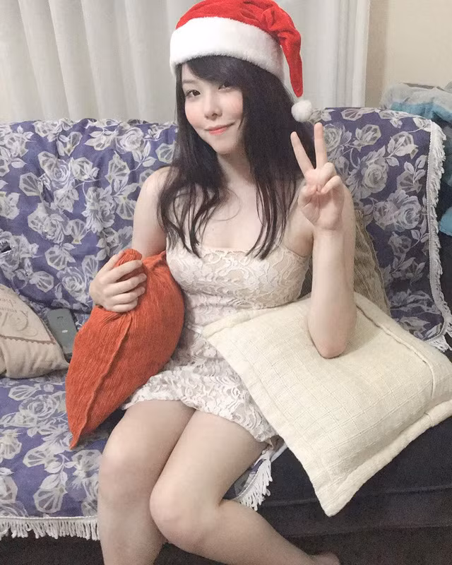 Nữ game thủ 18 tuổi sở hữu gương mặt ngây thơ, xinh đẹp và vóc dáng nóng bỏng.
