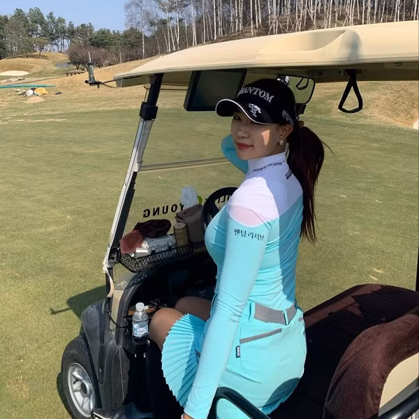 Tuy chưa đạt được nhiều thành tích quá xuất sắc trong làng golf, nhưng nữ thần golf xứ Hàn lại thể hiện khả năng dẫn dắt khéo léo của mình khi tham gia một số chương trình hướng dẫn chơi golf trên truyền hình.