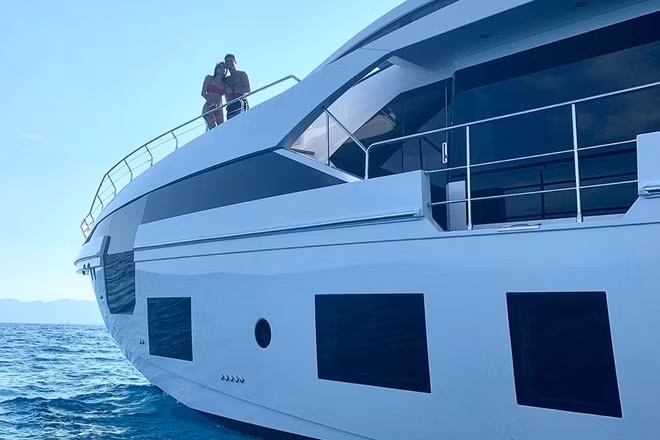 Georgina Rodriguez, bạn gái Ronaldo, thường xuyên đăng những khoảnh khắc hạnh phúc của gia đình lên mạng xã hội. Cô hẹn hò cùng cựu tiền đạo Real Mardrid từ năm 2017, khi anh đang khoác áo đội chủ sân Bernabeu.