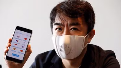 Trước đó, Nhật Bản ra mắt sản phẩm mang tên C-Face có tính năng gửi đoạn hội thoại của người đeo đến điện thoại thông minh thông qua ứng dụng. Nó cho phép người dùng giao tiếp hiệu quả với nhau từ khoảng cách xa lên đến 10 mét, đồng thời đảm bảo tuân thủ lệnh giãn cách xã hội.
