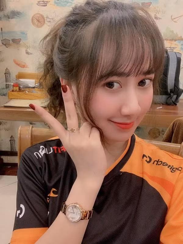 Hằng Đàm là streamer nữ rất nổi tiếng trên nền tảng Nimo TV, hiện vị trí mà cố gái này đảm nhận là solo đường. Những fan của Team Flash sẽ dễ dàng nhận ra cô gái này trong những buổi offline thi đấu giải.