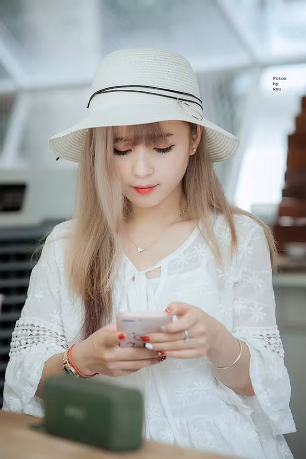 Lượt theo dõi fanpage facebook của cô nàng lên đến hơn 700 nghìn. Nhan sắc xinh đẹp cùng sự đáng yêu trong cách giao lưu cùng người xem khiến mỗi buổi livestream của Thảo Nari luôn có hàng nghìn người xem.