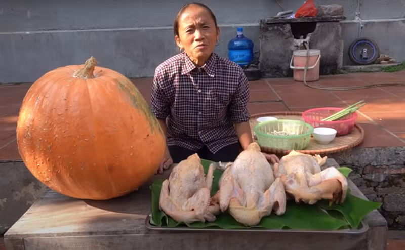 Nổi lên từ loạt video nấu những món ăn "siêu to khổng lồ", bà Tân Vlog được khán giả yêu mến bởi nét chân chất, thật thà. Bởi vậy mà mỗi video của bà Tân đều thu về 9 đến 10 triệu lượt xem là chuyện bình thường.