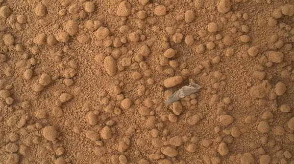Ngay khi đáp xuống hành tinh đỏ, Curiosity phát hiện mẩu nhựa trên bề mặt và NASA kết luận đây là mảnh nhựa từ chính tàu tự hành.Thế nhưng hóa ra, đó chỉ là một mảnh đá dẹt, mỏng khác biệt so với bề mặt.