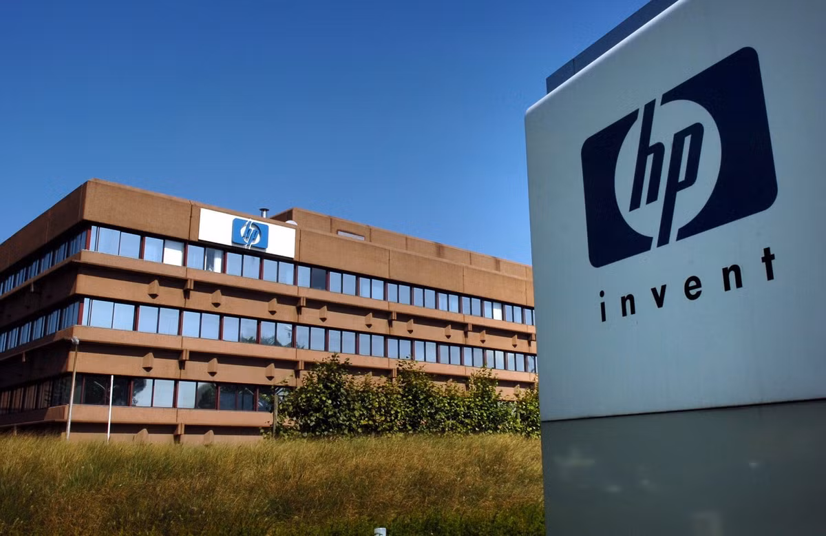 Hãng công nghệ Hewlett-Packard (HP) được đặt theo tên 2 nhà sáng lập là Bill Hewlett và Dave Packard. Đến năm 2015, Hewlett-Packard tách thành 2 mảng gồm Hewlett Packard Enterprise cung cấp sản phẩm cho doanh nghiệp, còn mảng máy tính và máy in đổi thành HP Inc.