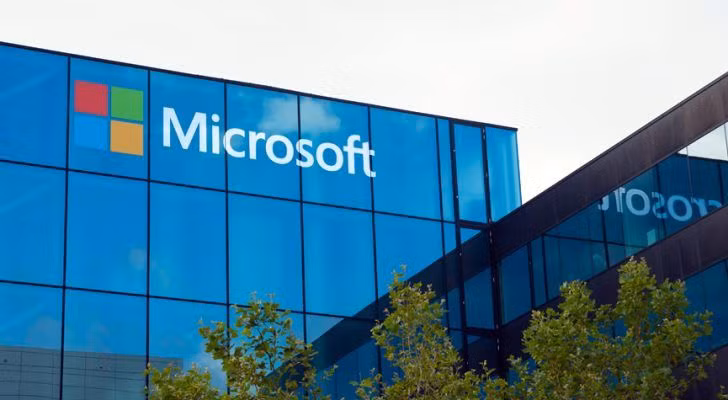 Microsoft được thành lập năm 1975 bởi Bill Gates và Paul Allen. Tên gọi này được ghép từ microcomputer (vi máy tính) và software (phần mềm), lúc đầu được ghi là Micro-Soft nhưng sau này đổi thành Microsoft.
