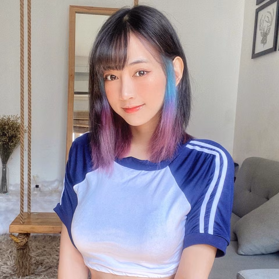 Lê Bống sở hữu ngoại hình xinh đẹp, điều này đã giúp cho Lê Bống chiếm được nhiều tình cảm của công chúng, trở thành hiện tượng trên Tik Tok và nhận được nhiều lời mời đóng phim hay MV ca nhạc.