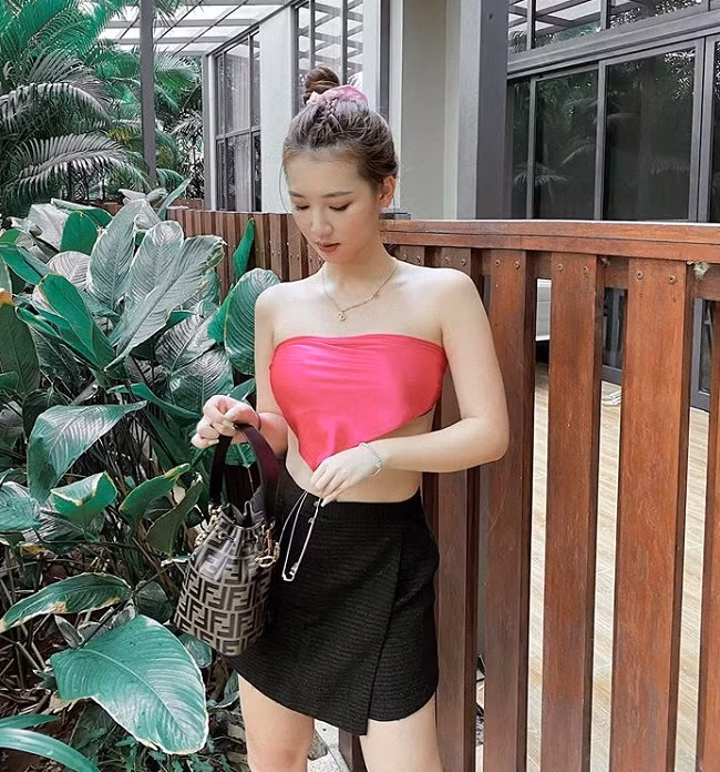 Tài khoản @ameemee_m của nữ ca sĩ Amee cũng là tài khoản được săn đón nhiều trên Tik Tok. Nàng ca sĩ 10X thường xuyên livestream giao lưu cùng người hâm mộ và lan tỏa nhiều thông điệp tích cực đến cộng đồng thông qua mạng xã hội này.